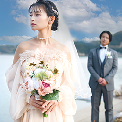 海をバックにウェディングフォト