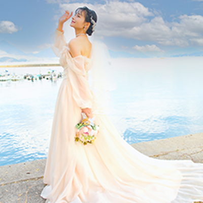 海をバックにウェディングフォト